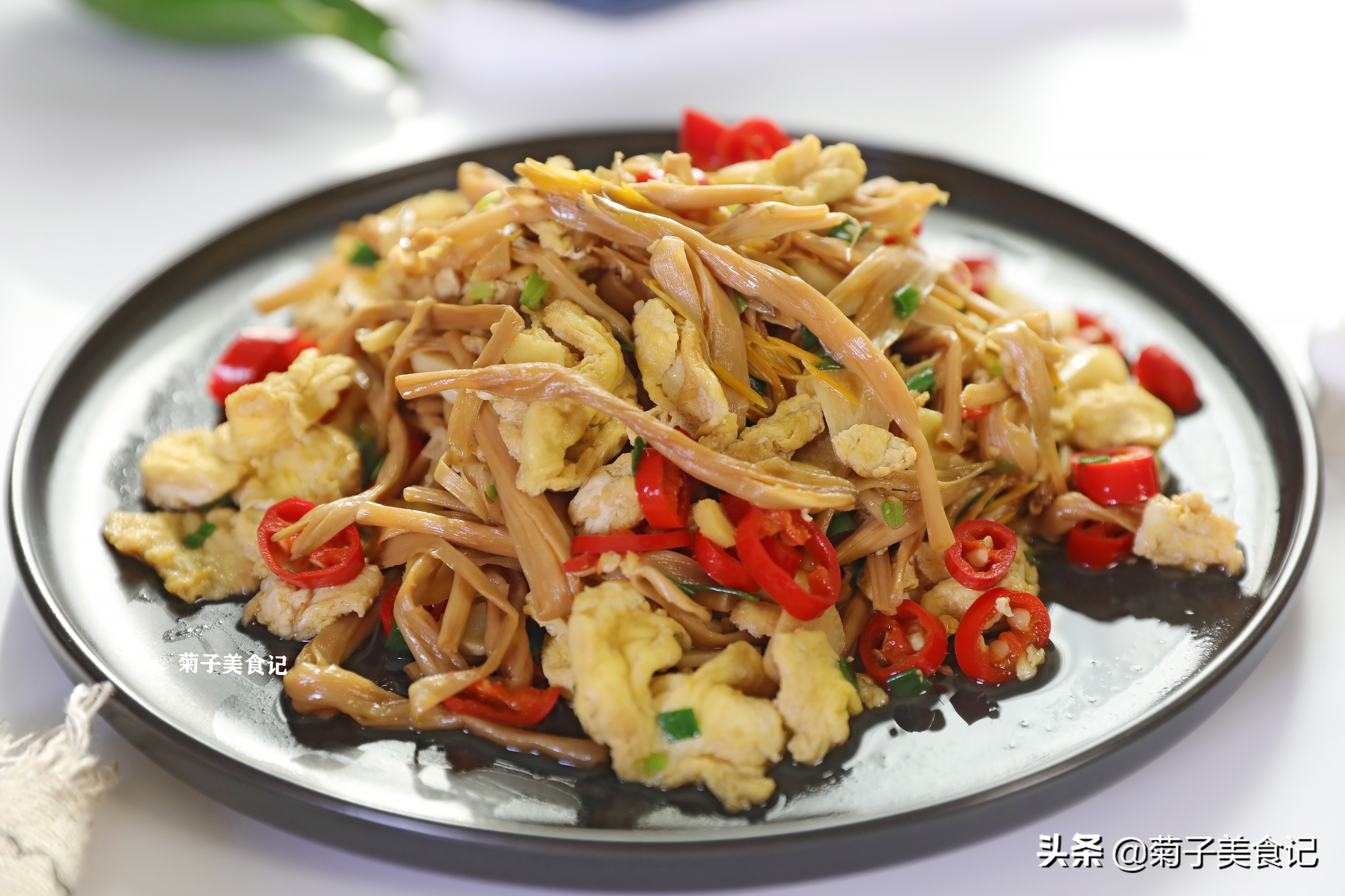 黄花菜炒鸡蛋怎么做？正确处理黄花菜是关键，鲜香味美，简单易学