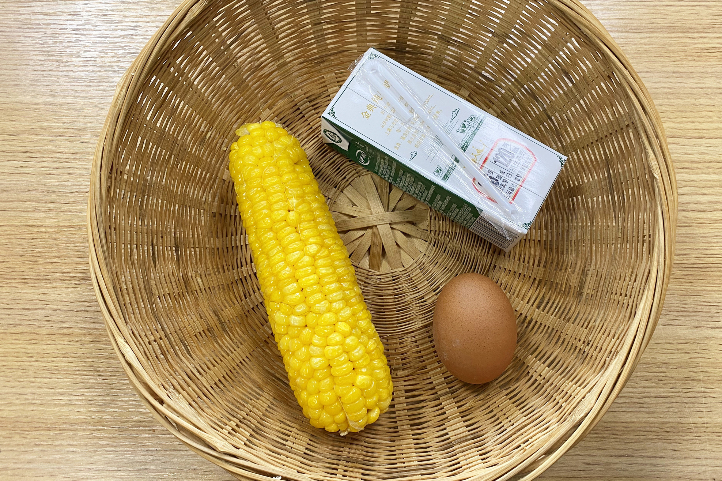 玉米别煮着吃了，在家随手做成饼，软糯香甜，孩子直夸好吃