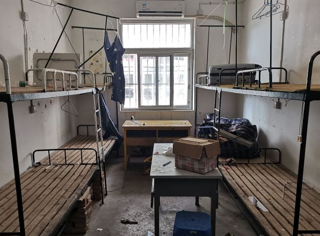 “别样”大学宿舍走红，上床下桌咋和想象得不一样？学生：想退学