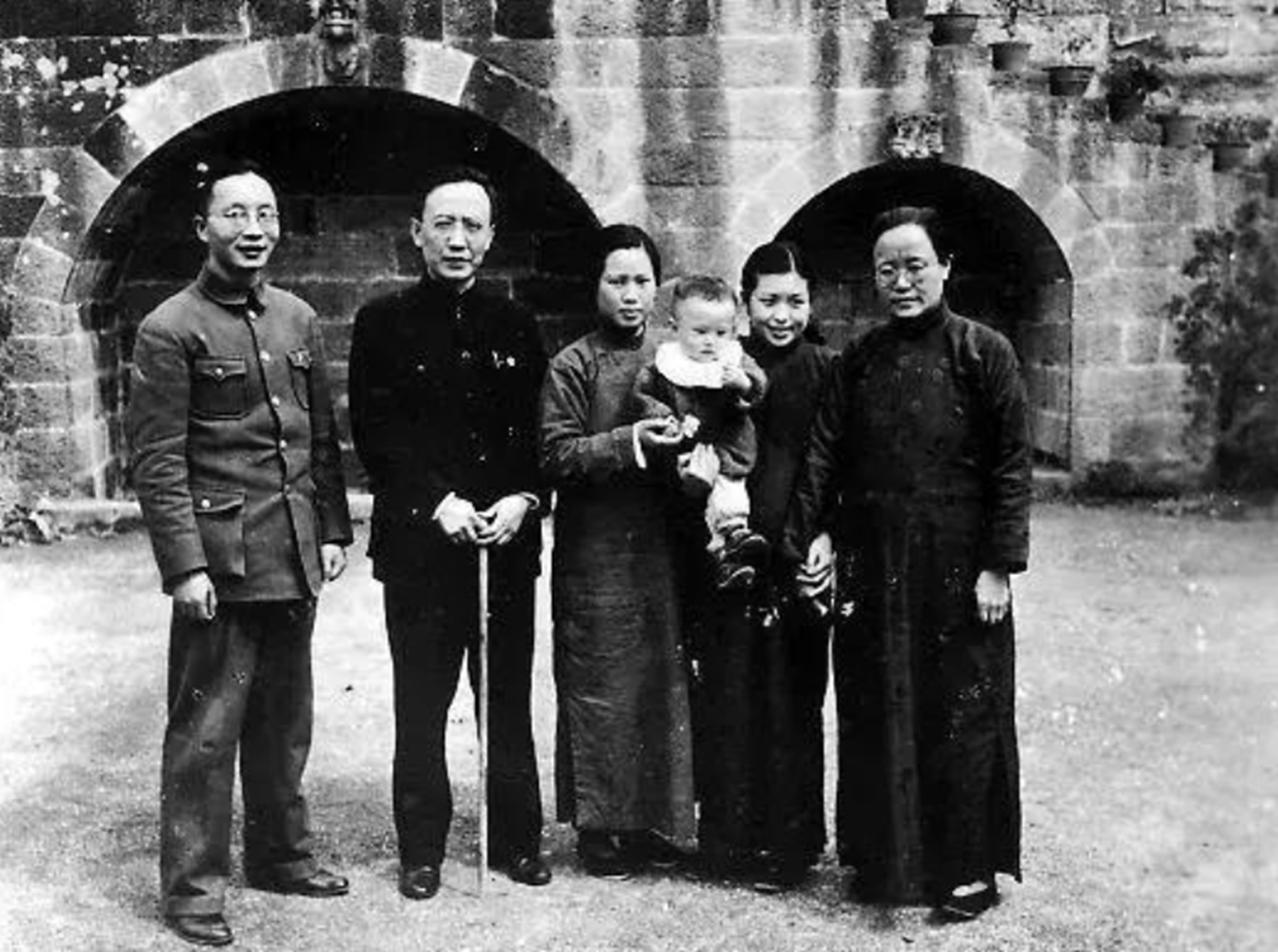 郭沫若的妻子于立群,在整理丈夫遗物时,为何选择悬梁自尽?