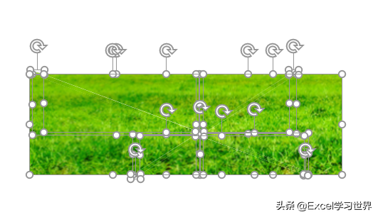 在 PPT 中，如何将图片切割成多个不同形状的小图片？