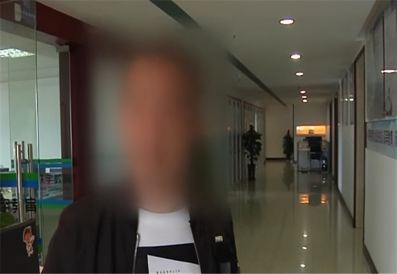 男子用自己身份帮朋友开公司 谁料公司欠债 男子莫名背上百万债务