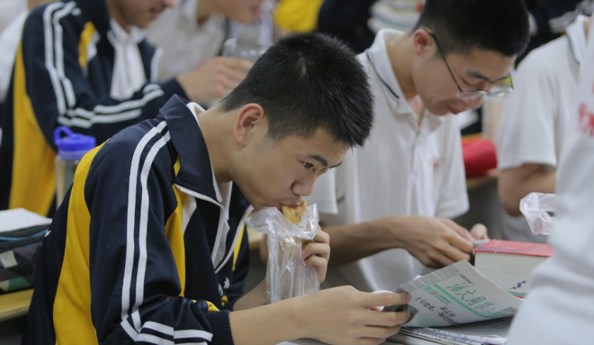 高三模拟试卷惊现“神仙字体”，让阅卷老师赞不绝口，不忍心扣分