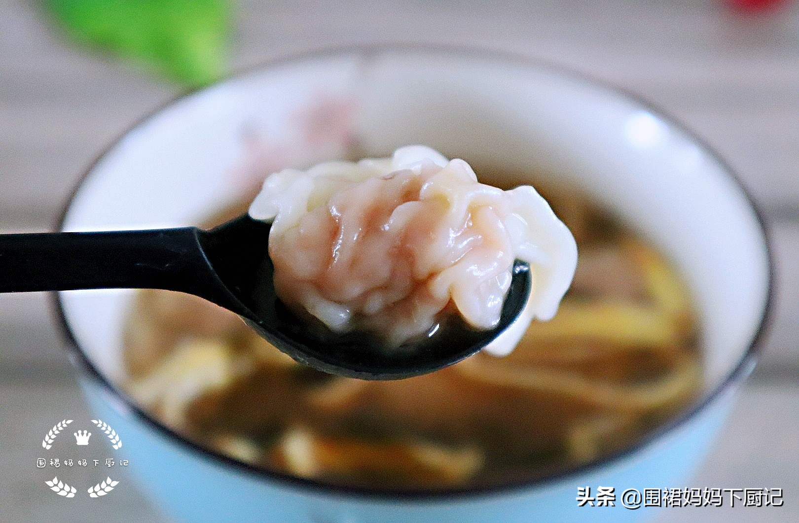 鲜肉小馄饨的做法，调肉馅时多加这一步，煮熟的小馄饨馅料很细嫩