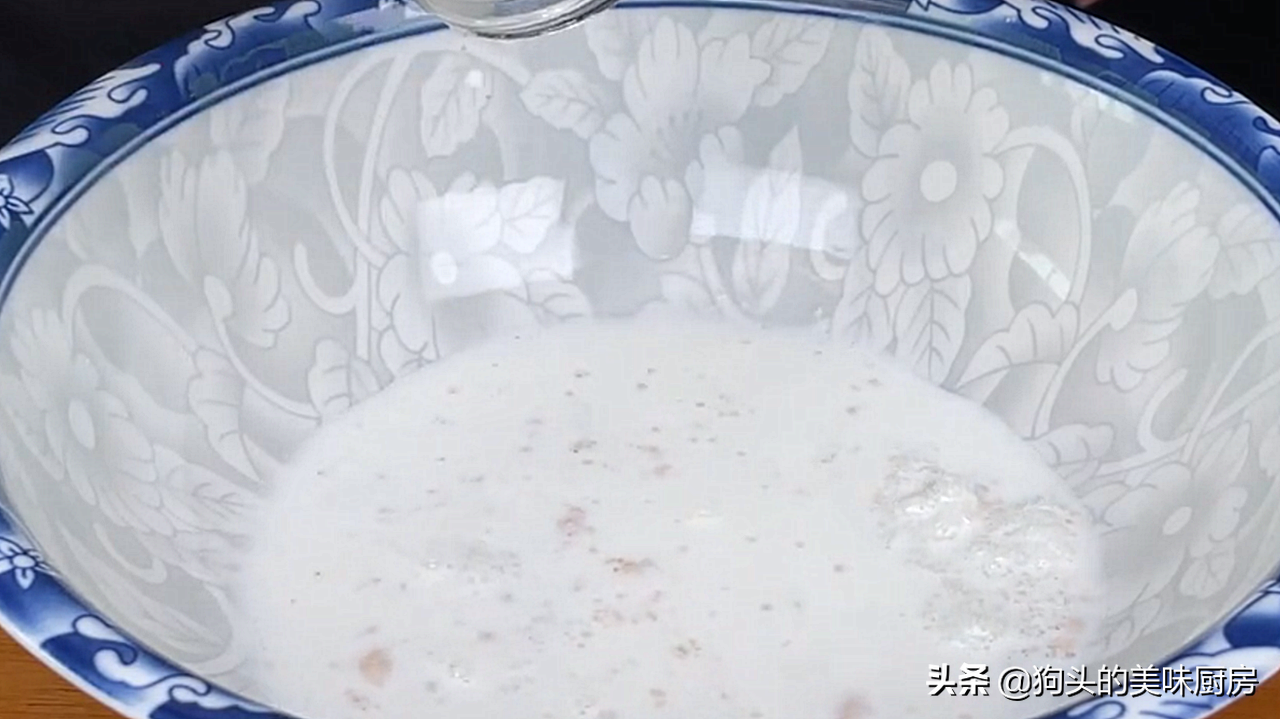 发糕这样做，不用揉面，一搅一蒸就出锅，松软香甜，比面包还好吃