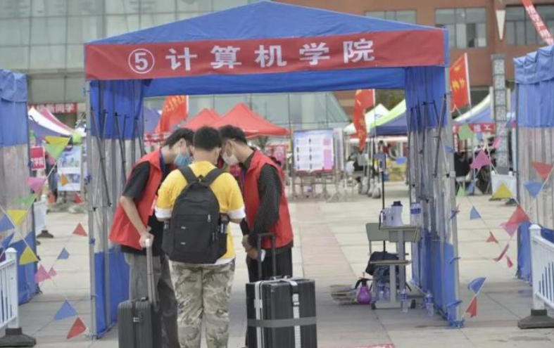 某大学“阴间食堂”火了，如同在墓地用餐，学生：艺术不能接地府