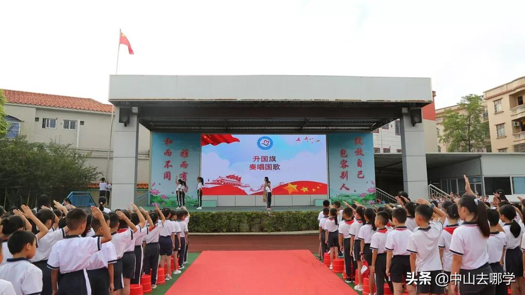 开学啦！现场多图预警：妈趴窗，爹爬墙，脸贴地！场面过于欢乐