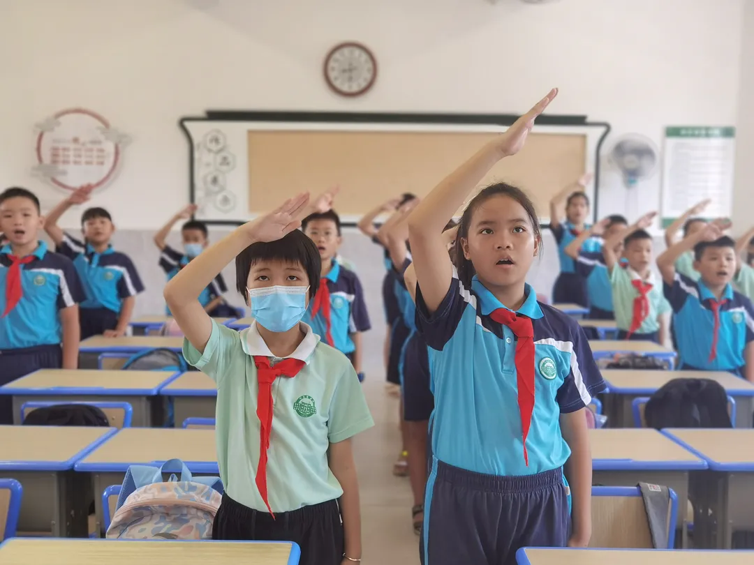 开学啦！现场多图预警：妈趴窗，爹爬墙，脸贴地！场面过于欢乐