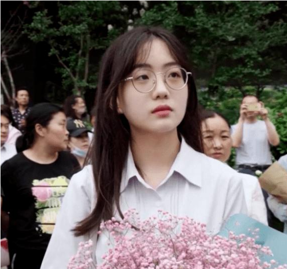 高考“最美”考生火了，长相清纯、笑容甜美，神似记者“王冰冰”