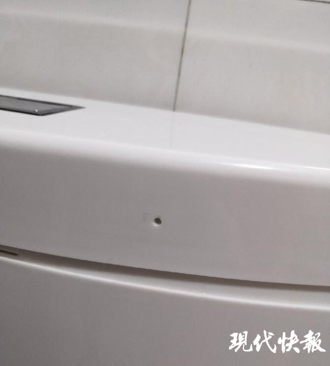 女大学生在旅店内遭偷拍，针孔摄像头正对淋蓬头