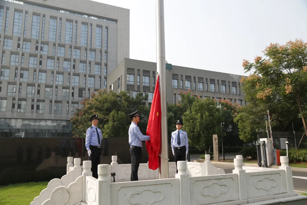 献礼国庆 | 南浔法院举行升国旗暨宪法宣誓仪式