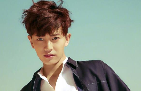 湖南一大学男老师火了，被称为“湖南任嘉伦”，深受女学生喜欢