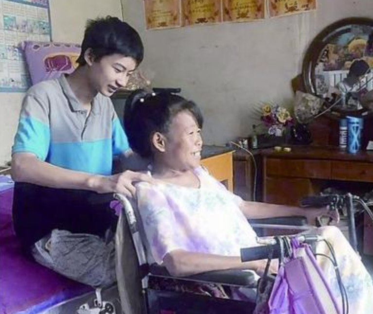 庞众望：捡废品照顾瘫痪母亲，744分上清华大学的河北男孩
