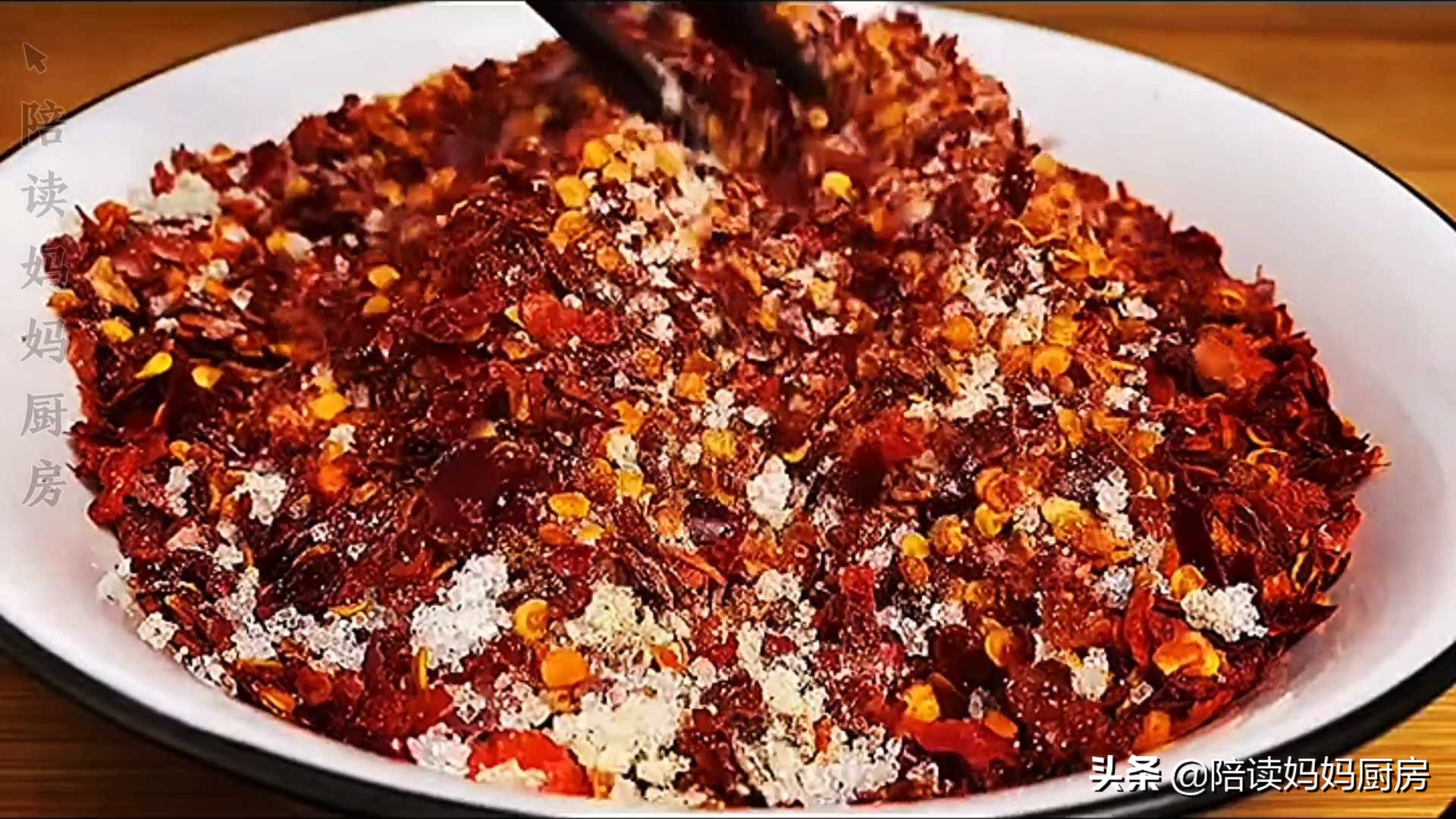 做辣椒油直接把油泼在干辣椒上你就错了，大厨教你一招，又香又辣