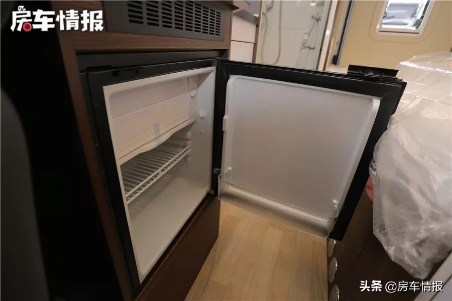 宇通依维柯B型房车2+3式布局，超大天窗，内饰豪华，适合3口之家