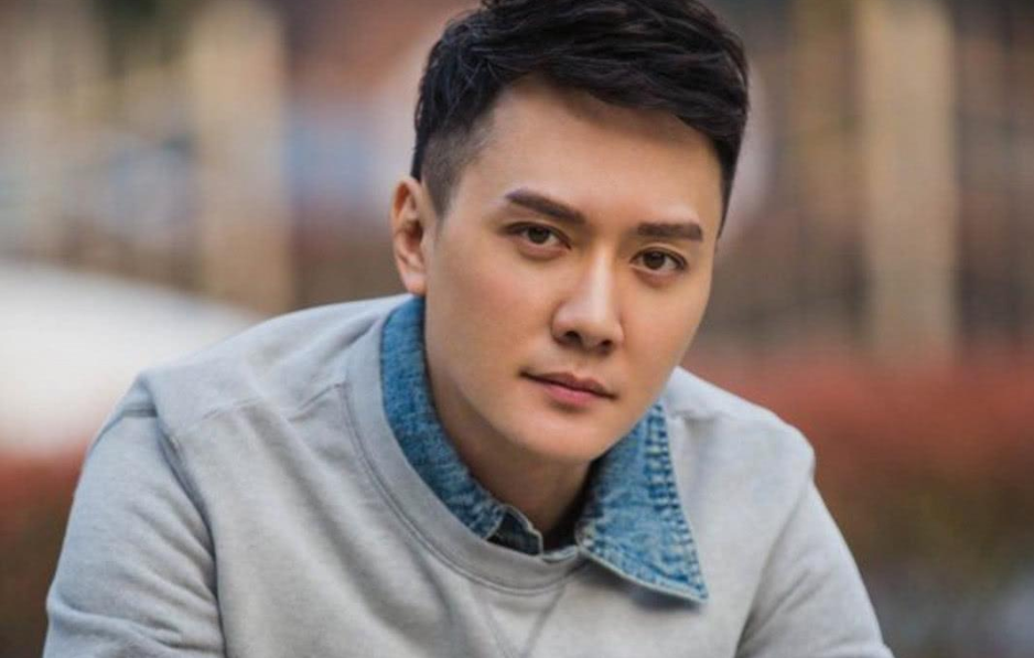 据传,冯绍峰的父亲叫冯月平,是数家公司的法人,股东或者高管,其中一家