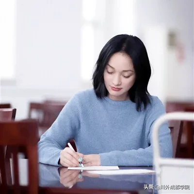 复刻电影画面！快夸四川外国语大学成都学院的这波神操作