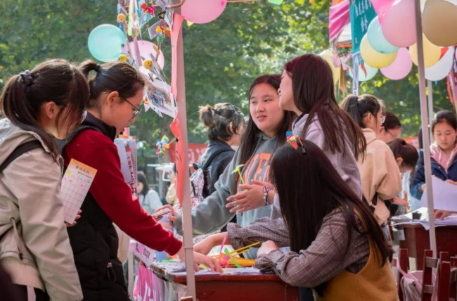 大学生公认的“贵气”社团，成员多半家境优越，普通同学谨慎报名