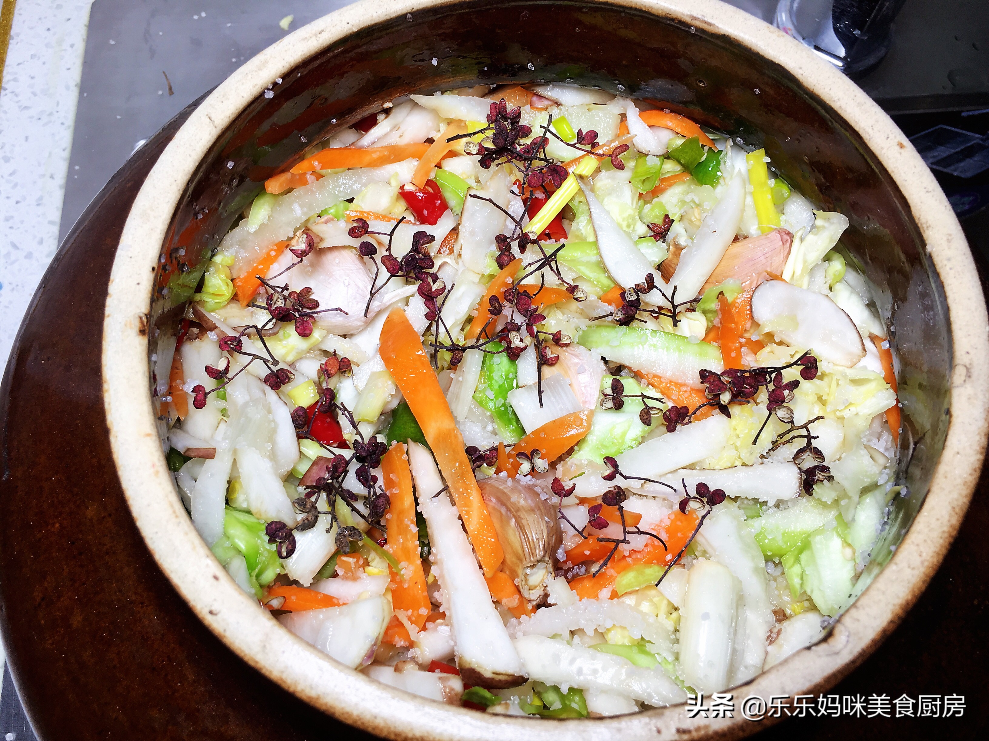 每年秋季，妈妈都用这方法腌咸菜，7种食材腌1瓮，够吃一冬