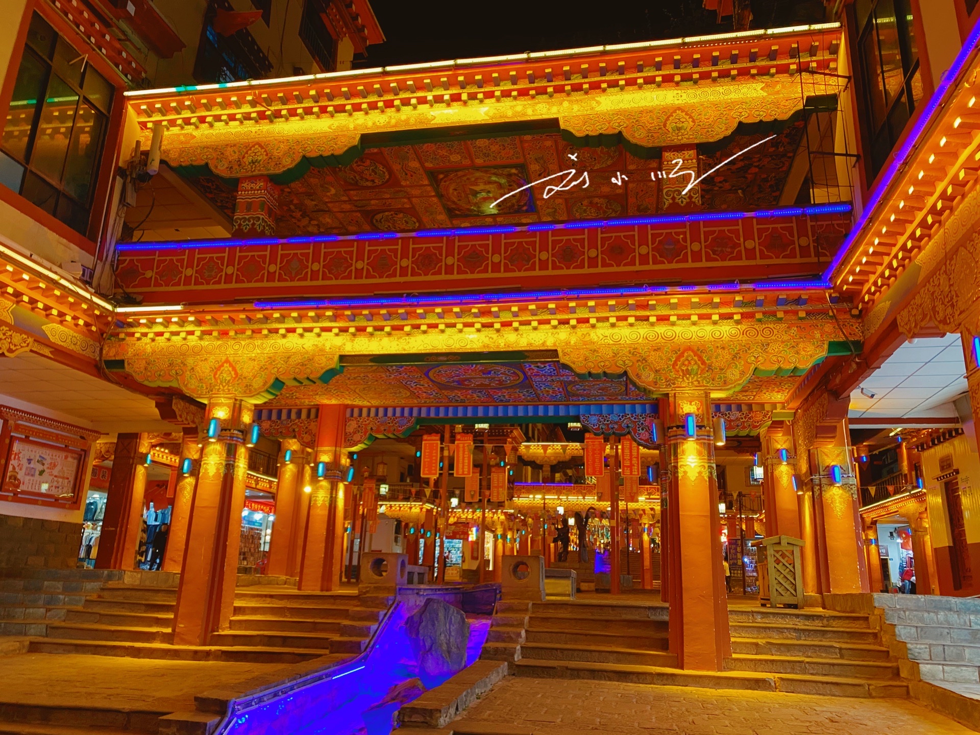 实拍昌都夜景,高楼林立,流光溢彩,游客:不愧是西藏第三大城市