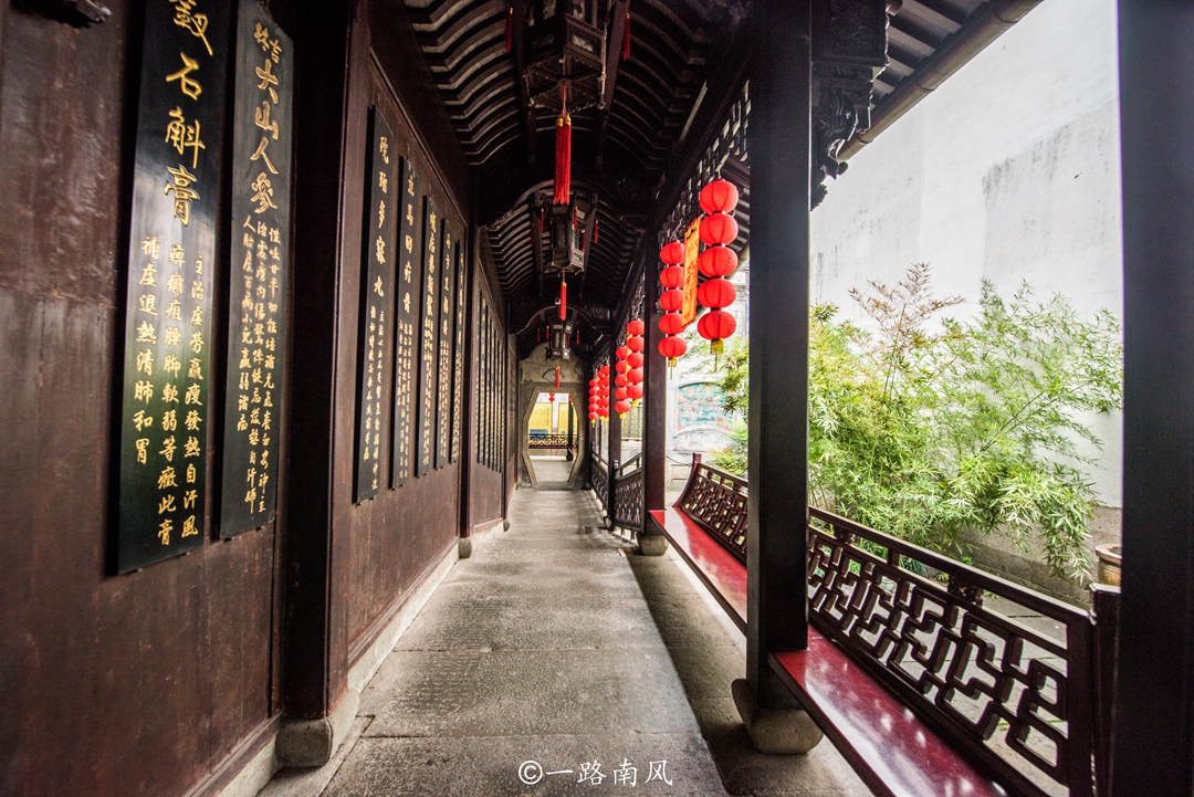 杭州最繁华的步行街，清代首富一怒之下在此开药堂，成为旅游景点