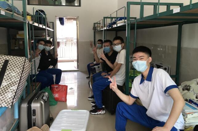 大一新生入学，宿舍床位选“上铺”还是“下铺”？提前了解别选错