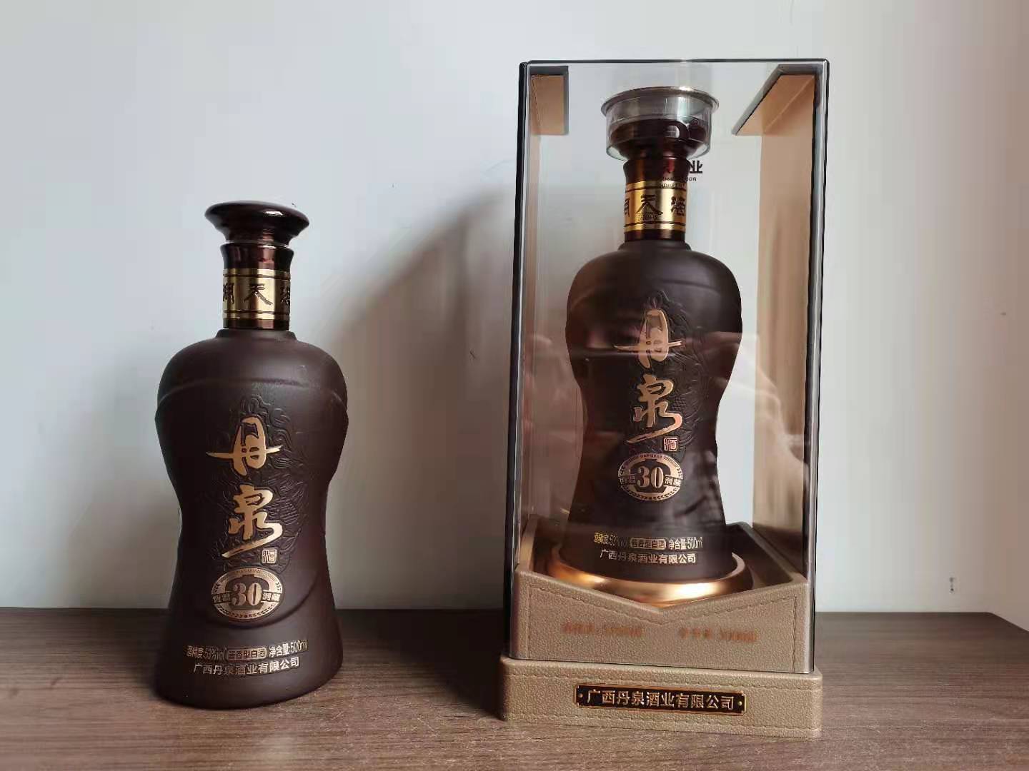 洞藏50是目前丹泉酒厂出的最高端酱酒,我手上的是酒友圈一波寄我的