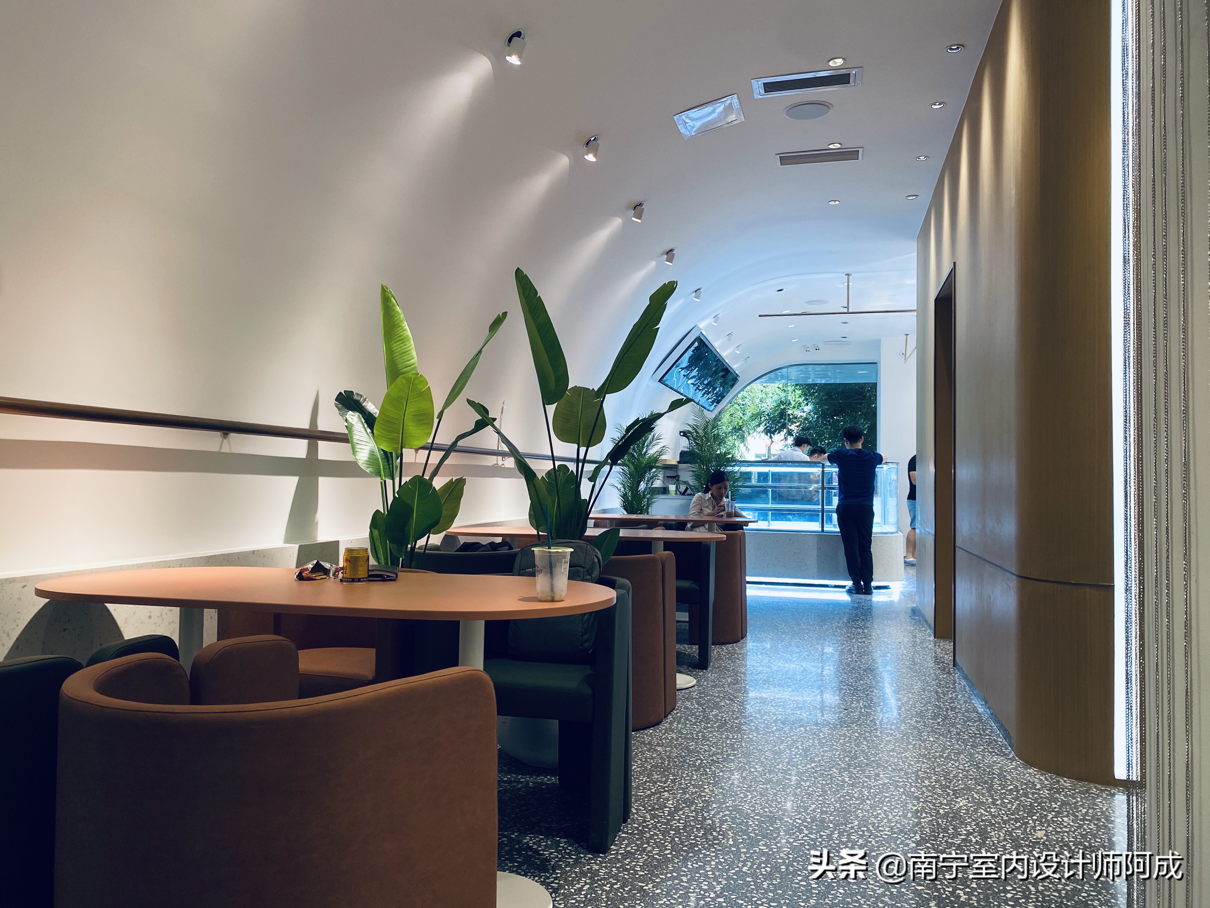 如果你有个异形结构店面，你会如何规划设计丨看看这家蛋糕店实景
