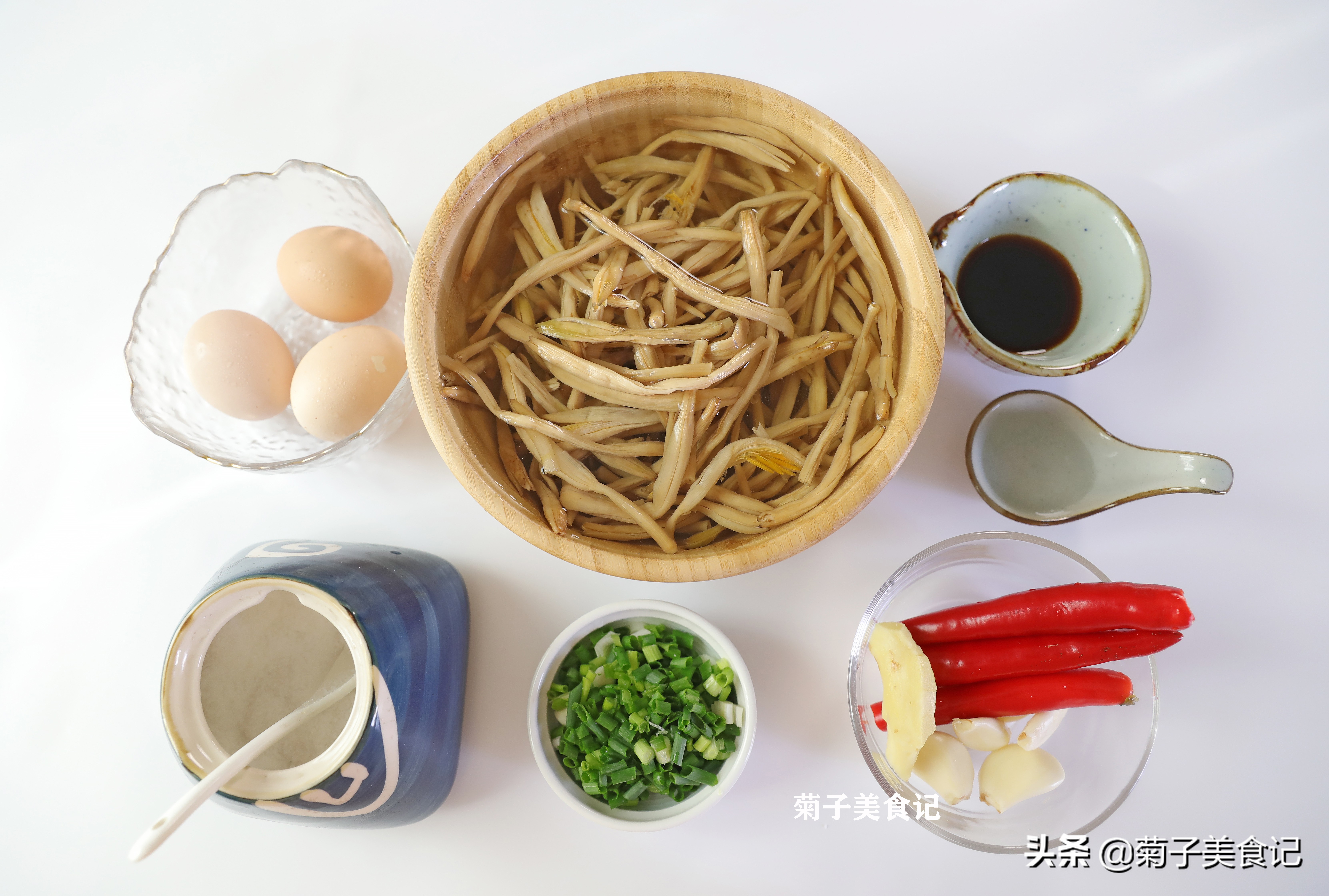 黄花菜炒鸡蛋怎么做？正确处理黄花菜是关键，鲜香味美，简单易学