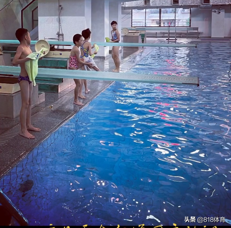 圆梦!全红婵回母校为师弟妹示范水花消失术,她夺冠照片高挂跳水馆