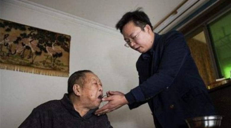 91年长沙高考状元张晓勇，清华毕业选择当保安，是无能还是无奈？