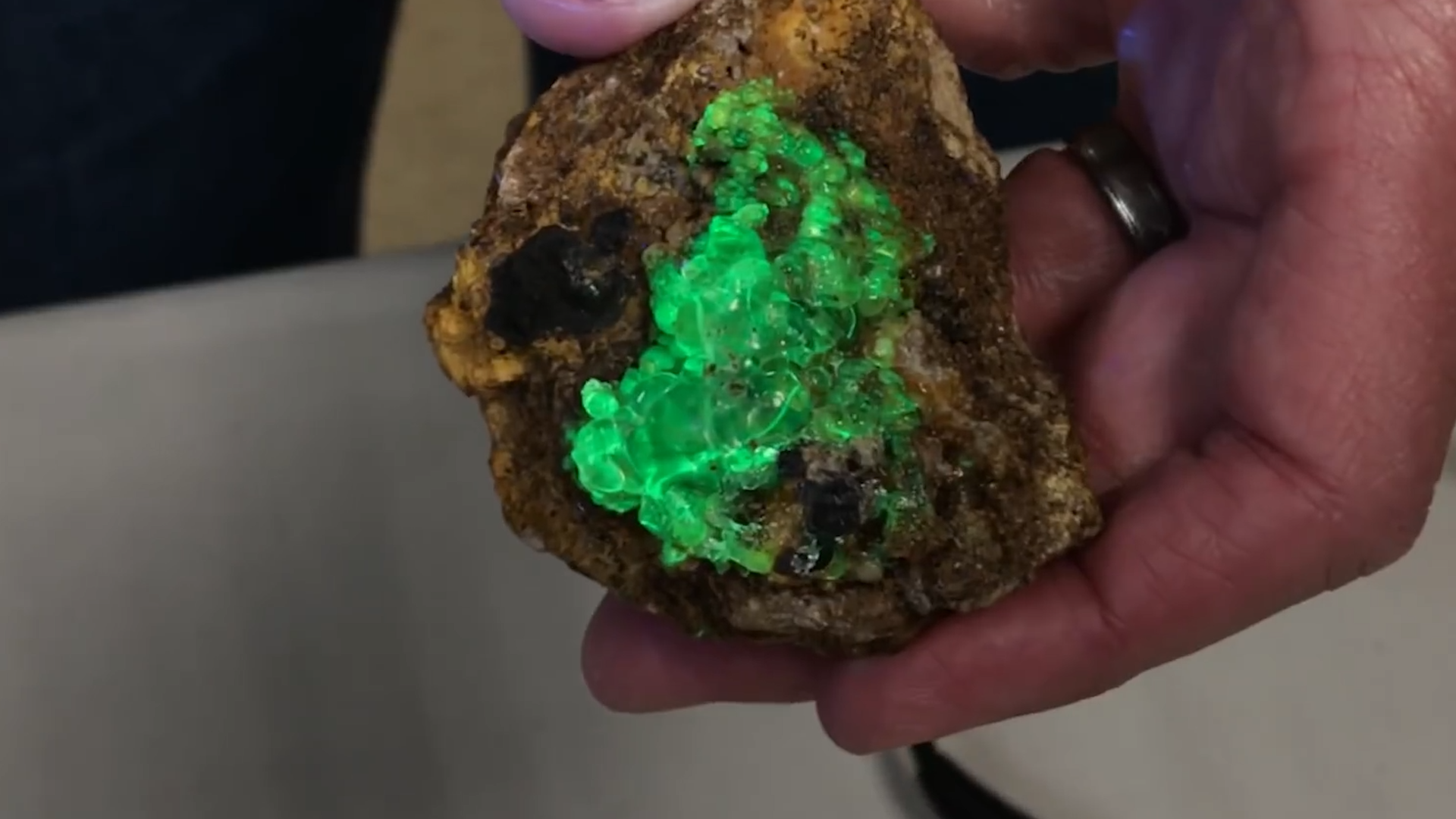 浙江发现500万吨夜明珠,矿床会产生辐射吗?对人体是否有害?