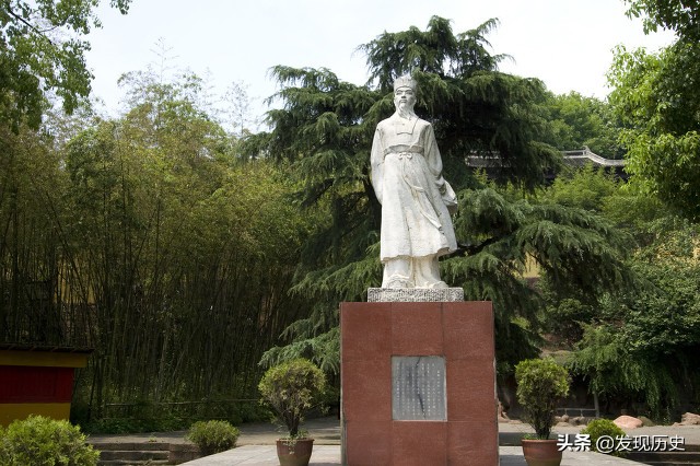 东坡豪饮醉卧松间，笑谈风月与山川同欢。
