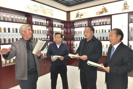 李长文一行到河南推拿职业学院调研：抓住机遇传承中医药文化精华
