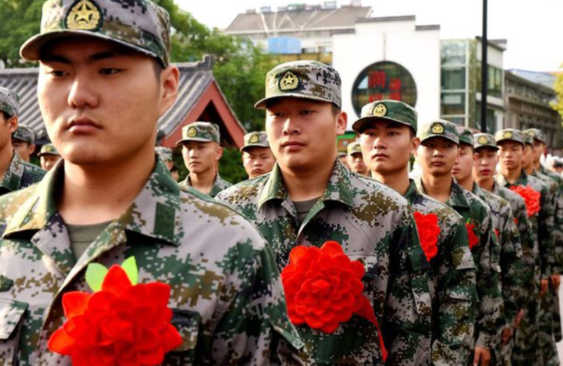 大学生当兵迎来喜讯，满足条件可保送到军校，机会难得不要错过