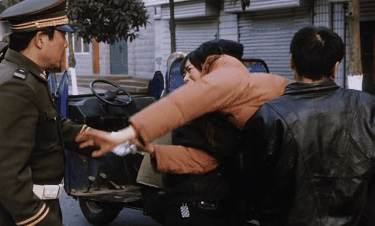 盲山：22岁女大学生被拐卖，为逃跑委身三个男人，结局令人绝望