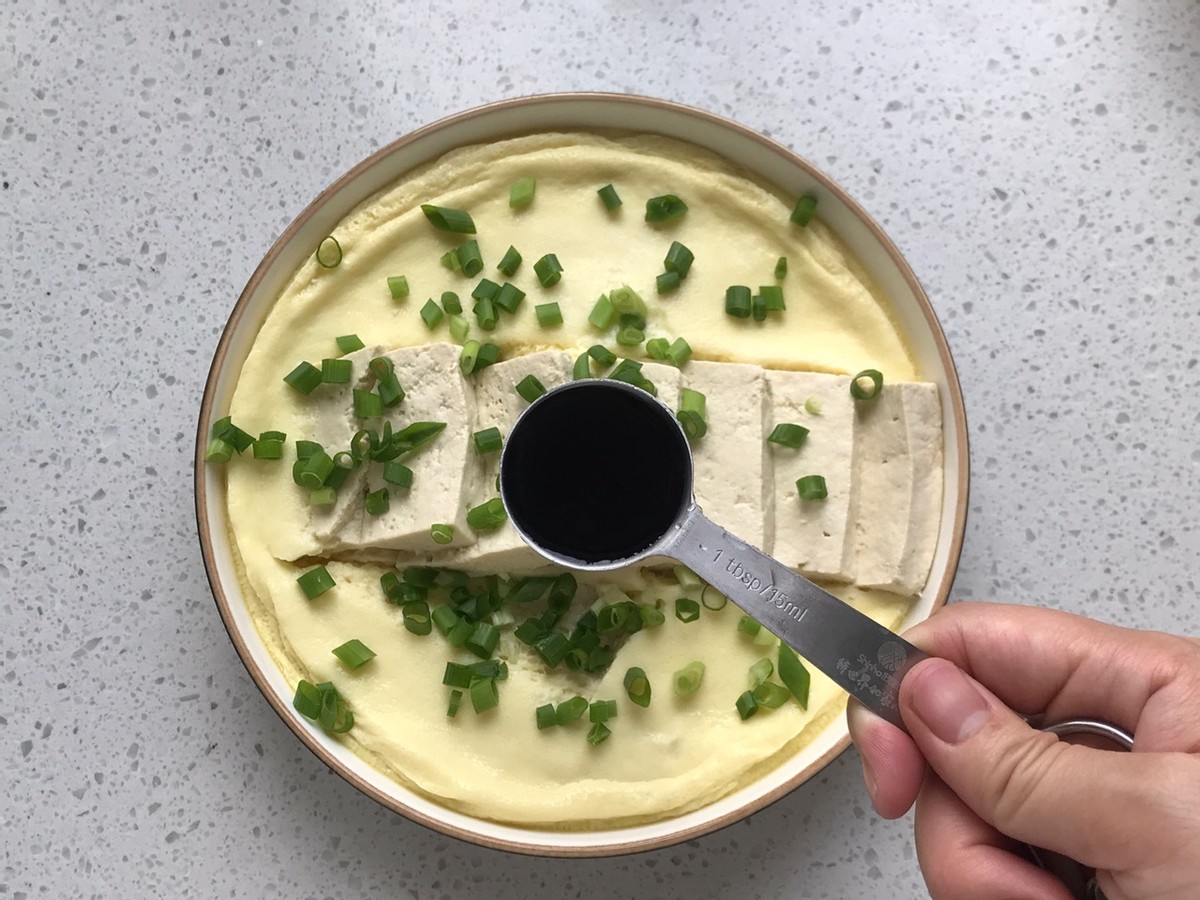豆腐蒸鸡蛋的家常做法（7步鲜香入味爽滑好消化）