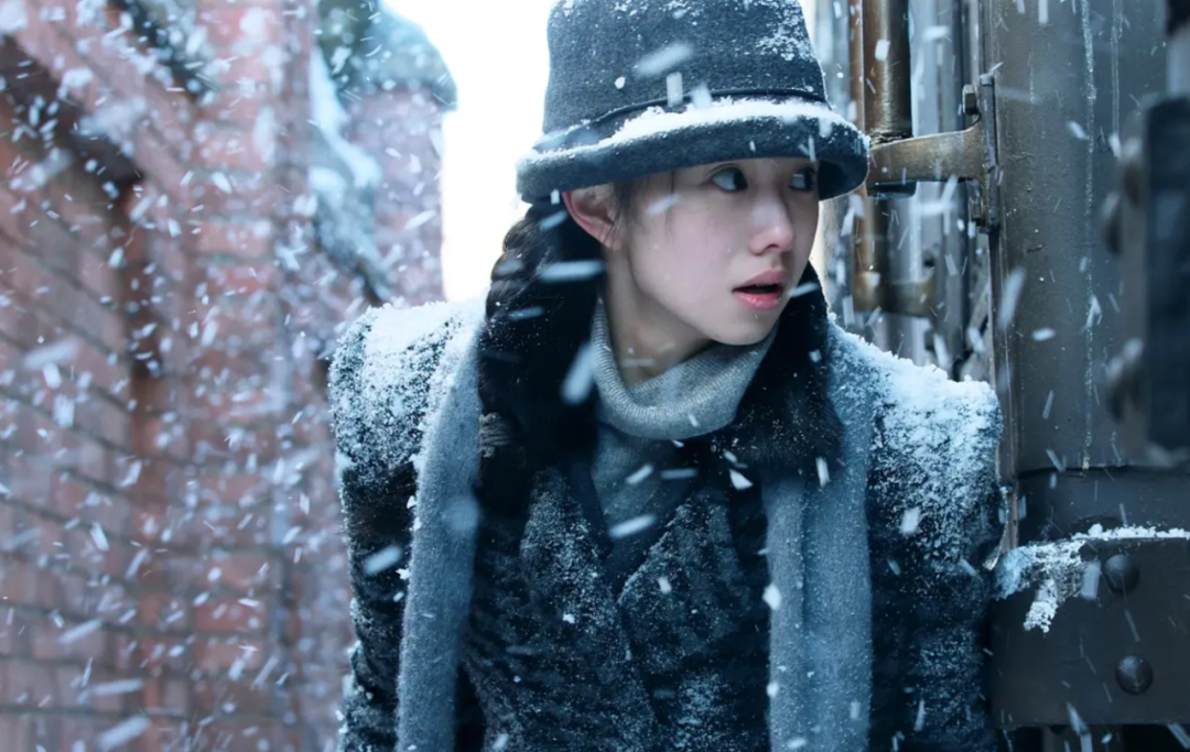 被设置在隆冬腊月的东北,《悬崖之上》有多长,茫茫的大雪就一刻不停地