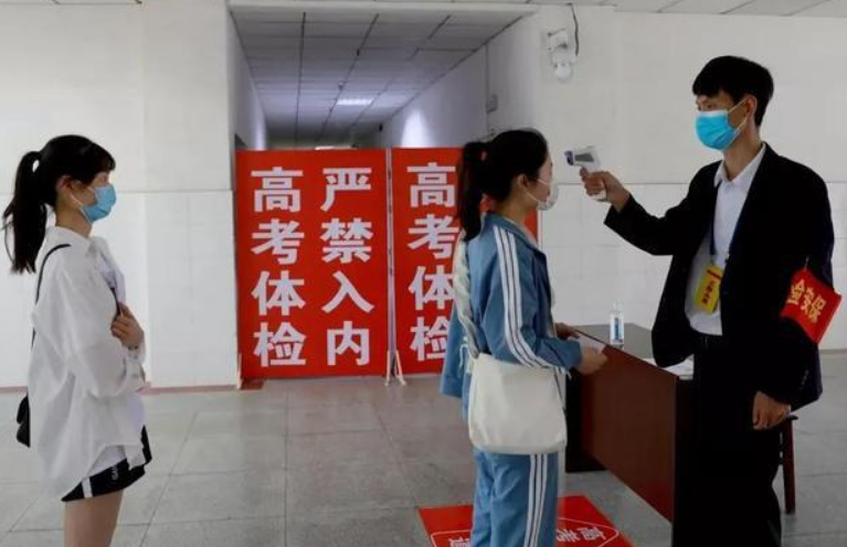 高考生“体检翻车”走红，众多学生吓出表情包，医生：我也不想