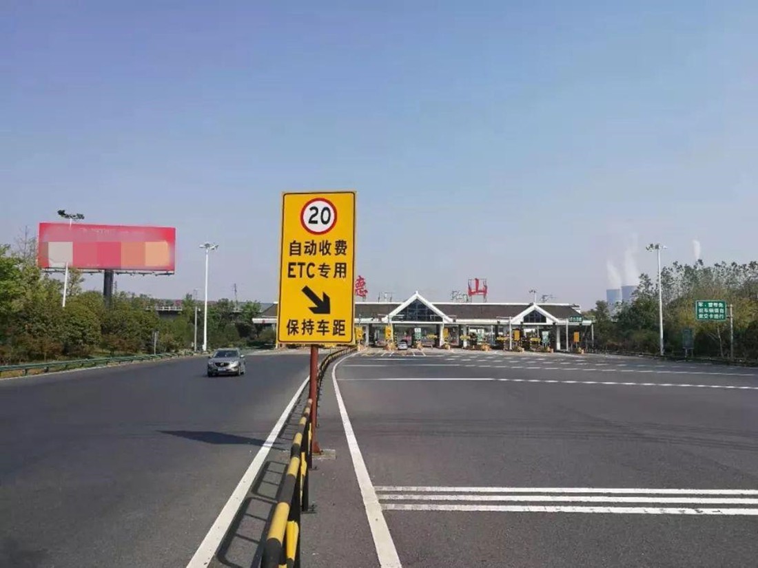 跑高速时，经常看到这种“车距确认线”,到底有多大用处？