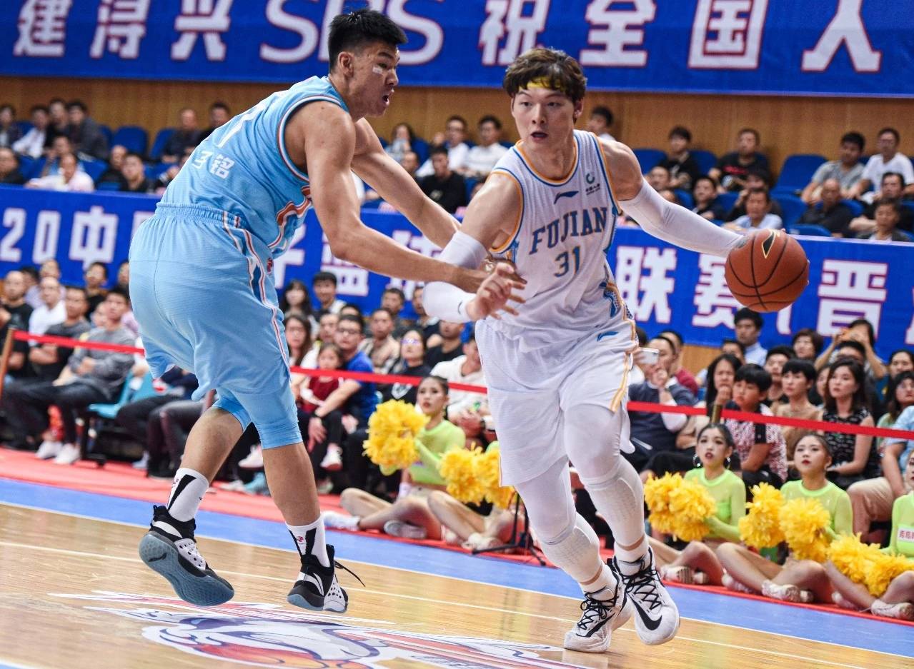 为什么王哲林去不了nba(咋不去NBA打球？第一中锋王哲林道出实情，网友扼腕叹息，遗憾)