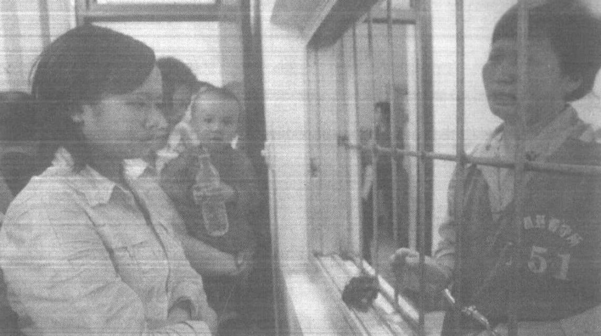 2004年，警方前往山西帮助被绑架12年的女性，确认身份后立即逮捕。