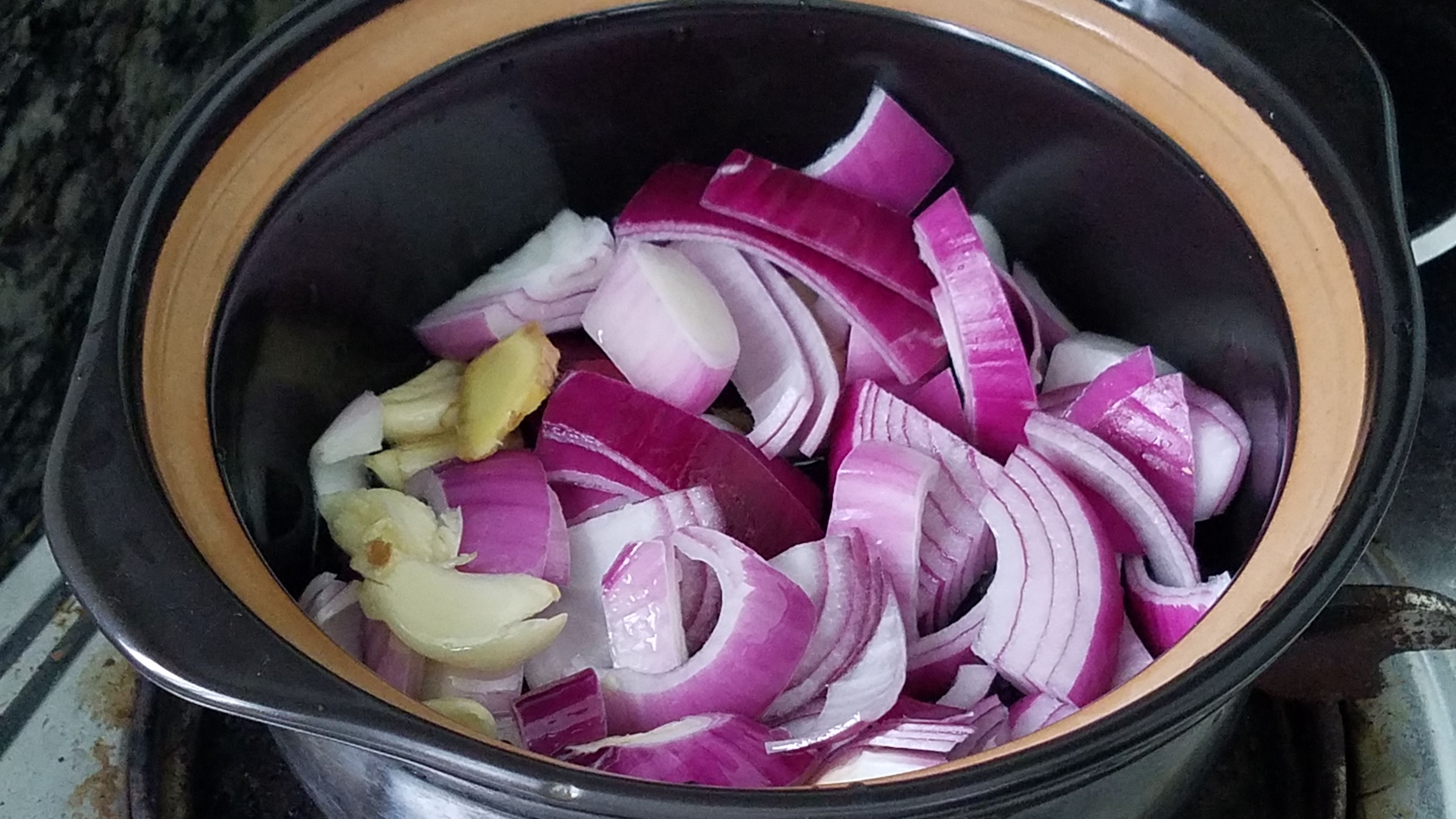 砂锅里倒进10块钱粉肠、原来这么好吃、家常菜做法、超简单