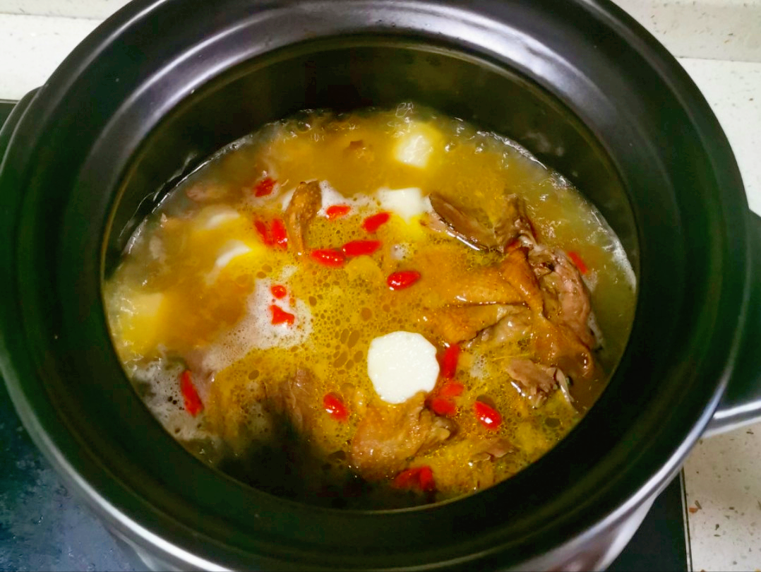 炖鸽子汤时，用老鸽还是乳鸽？教你正确的做法，汤汁鲜美没有腥味