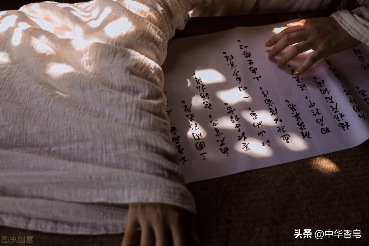 松烟入墨香膏，缕缕清新顺着窗隙，沁人香韵融入青草蛙鸣中
