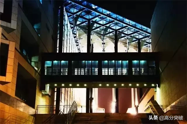 泡一整天都不够！国内那些美炸天的大学图书馆，你去过几个？