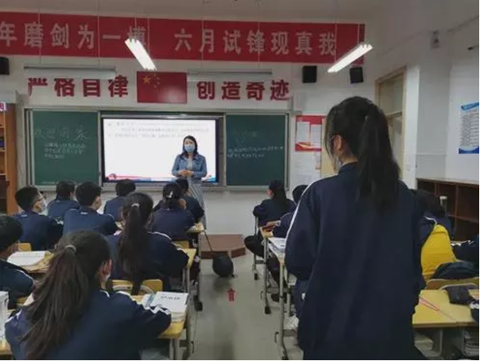 老师不像老师，学生不像学生！现在的学校更像是一个培训班