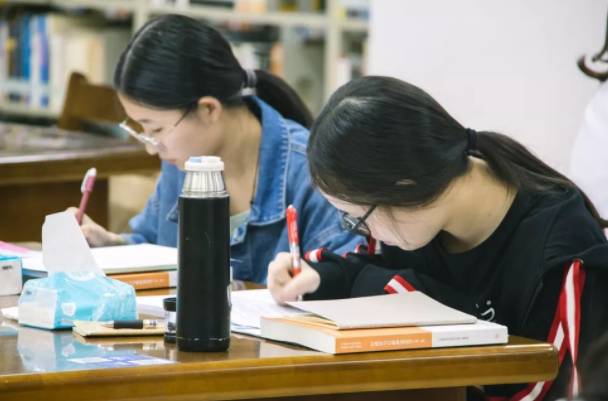 大学生因请假条火遍网络，老师不仅没有拒绝，还送上满满的祝福