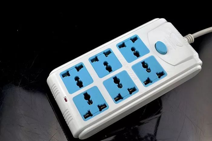 实用的“万能插座”，为何被国家禁止使用？看看它的危害就明白了