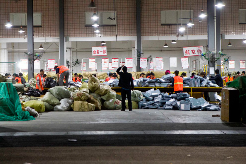 给400万快递小哥涨一毛钱，谁来买单？